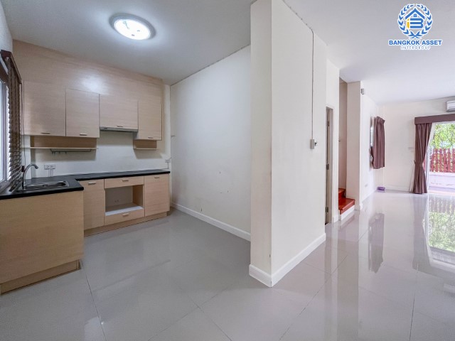 บ้านแฝดมือสองย่านนนทบุรี ม.ลลิลอินเดอะพาร์ค บางใหญ่-กาญจนภิเษก เนื้อที่กว้างขวางถึงเกือบ 40 ตร.ว. ฟังก์ชัน 3 ห้องนอน 2 ห้องน้ำ 1 ที่จอดรถ บนทำเลดี เดินทางสะดวก ใกล้เซ็นทรัลเวสต์เกต, ทางด่วน "กาญจนาภิเษก" เพียง 10 นาทีถึงรถไฟฟ้าสายสีม่วง "สถานีสามแยกบางใหญ่"...